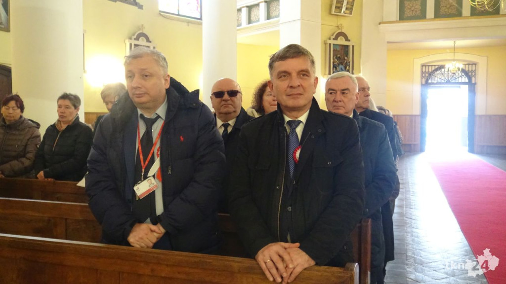 Podniosły dzień w Fałkowie. Szkoła dostała sztandar na Święto Niepodległości! [wideo, zdjęcia]