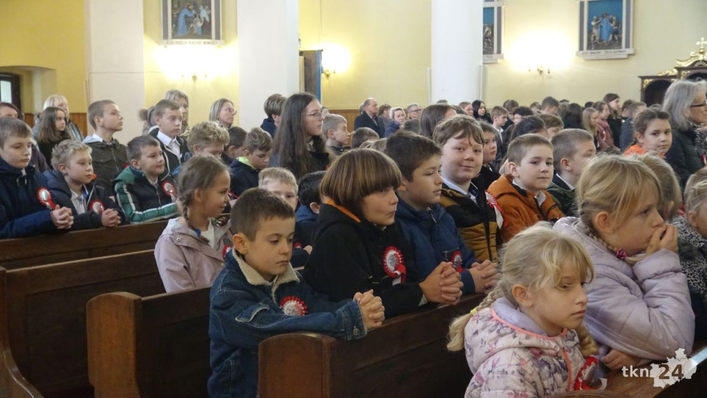 Podniosły dzień w Fałkowie. Szkoła dostała sztandar na Święto Niepodległości! [wideo, zdjęcia]