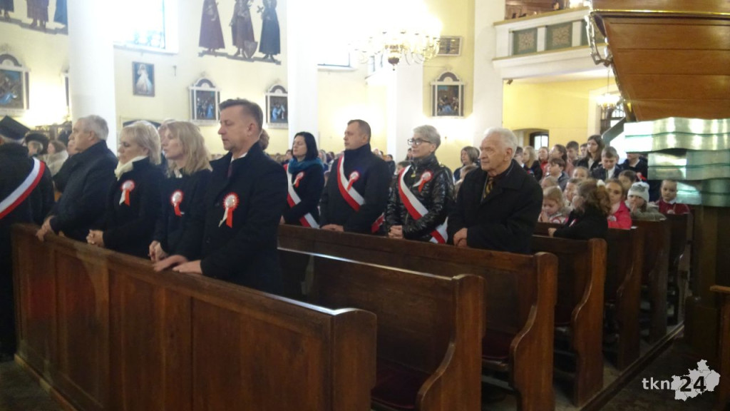 Podniosły dzień w Fałkowie. Szkoła dostała sztandar na Święto Niepodległości! [wideo, zdjęcia]