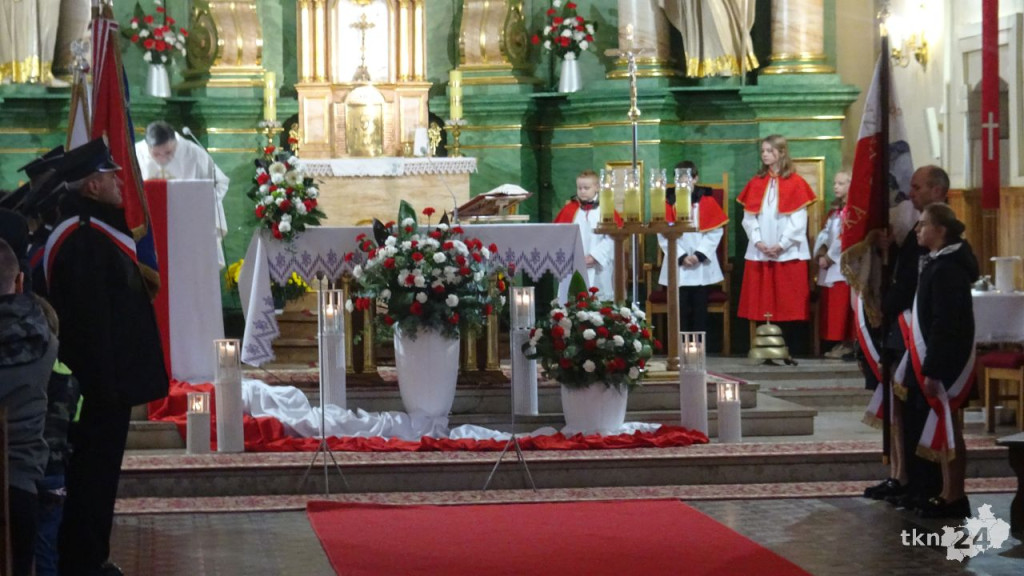 Podniosły dzień w Fałkowie. Szkoła dostała sztandar na Święto Niepodległości! [wideo, zdjęcia]