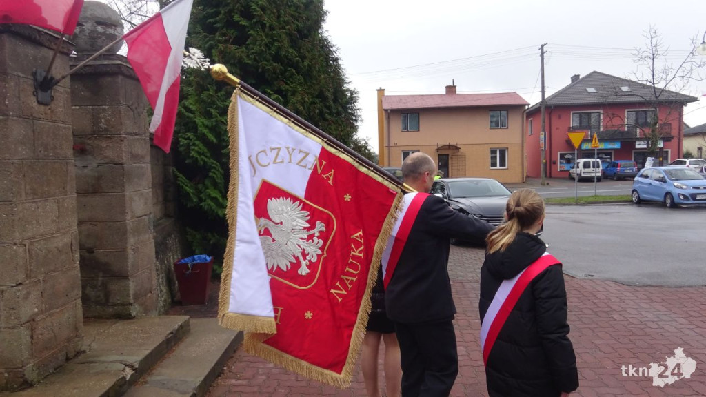 Podniosły dzień w Fałkowie. Szkoła dostała sztandar na Święto Niepodległości! [wideo, zdjęcia]