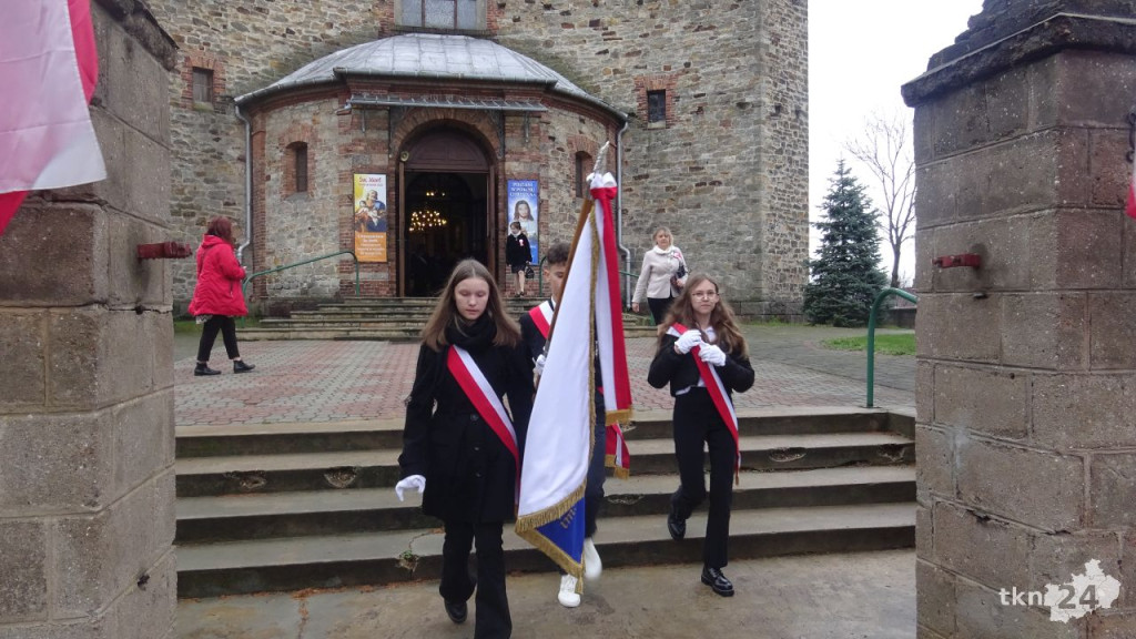 Podniosły dzień w Fałkowie. Szkoła dostała sztandar na Święto Niepodległości! [wideo, zdjęcia]
