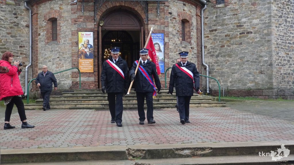 Podniosły dzień w Fałkowie. Szkoła dostała sztandar na Święto Niepodległości! [wideo, zdjęcia]