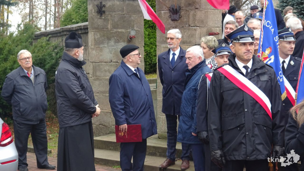 Podniosły dzień w Fałkowie. Szkoła dostała sztandar na Święto Niepodległości! [wideo, zdjęcia]