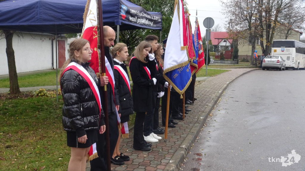 Podniosły dzień w Fałkowie. Szkoła dostała sztandar na Święto Niepodległości! [wideo, zdjęcia]