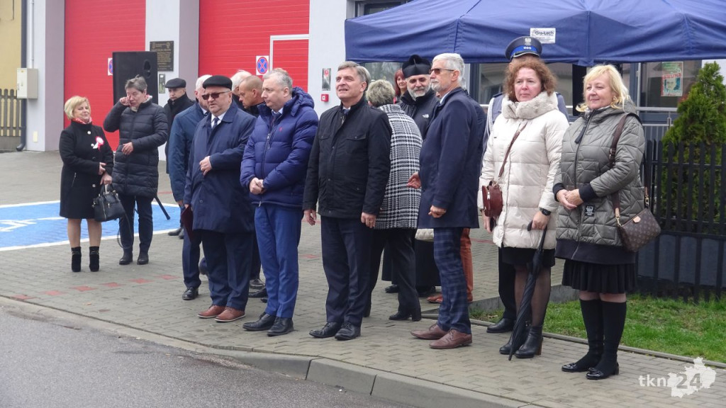 Podniosły dzień w Fałkowie. Szkoła dostała sztandar na Święto Niepodległości! [wideo, zdjęcia]