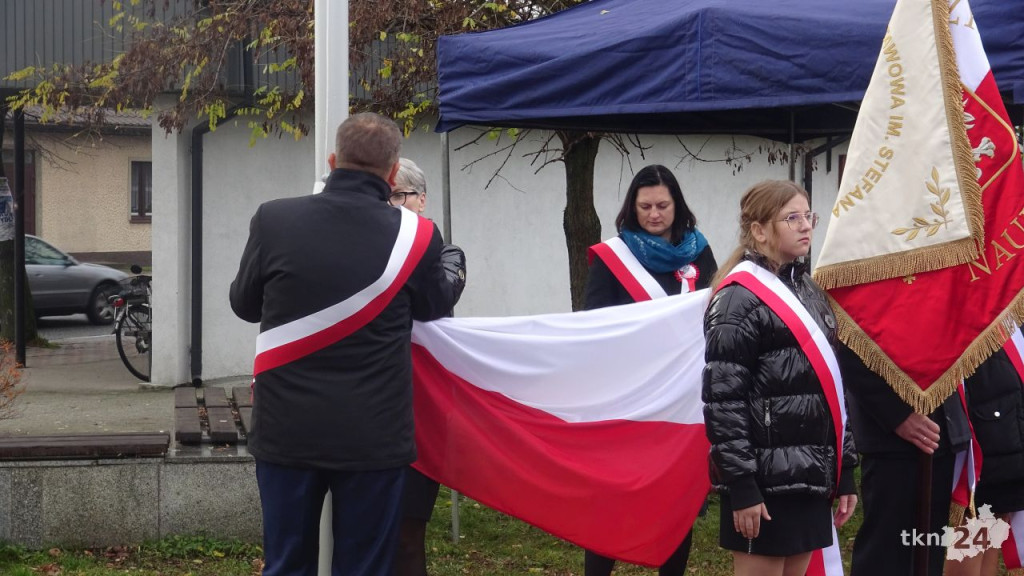 Podniosły dzień w Fałkowie. Szkoła dostała sztandar na Święto Niepodległości! [wideo, zdjęcia]