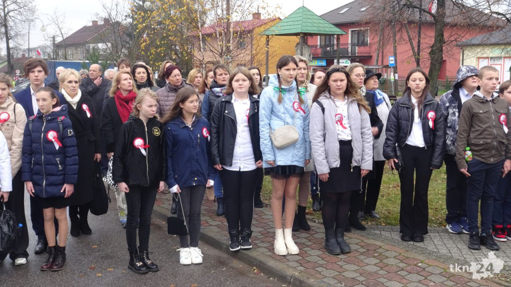 Podniosły dzień w Fałkowie. Szkoła dostała sztandar na Święto Niepodległości! [wideo, zdjęcia]