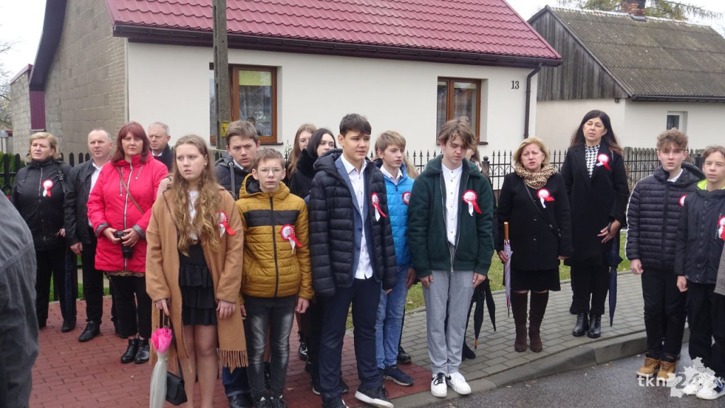 Podniosły dzień w Fałkowie. Szkoła dostała sztandar na Święto Niepodległości! [wideo, zdjęcia]