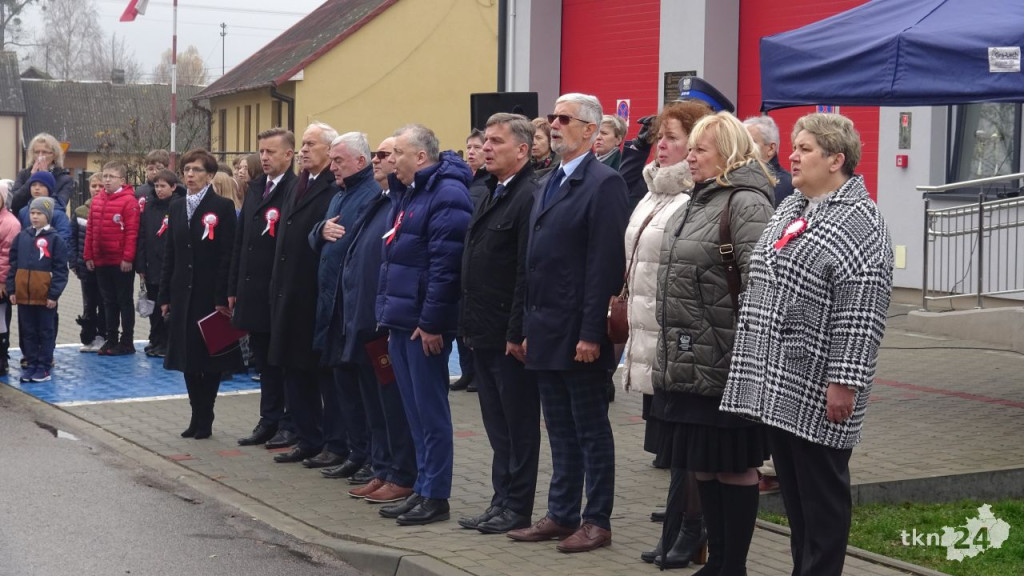 Podniosły dzień w Fałkowie. Szkoła dostała sztandar na Święto Niepodległości! [wideo, zdjęcia]