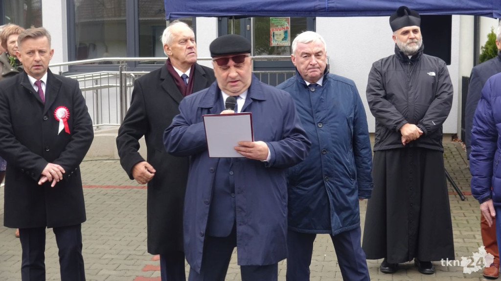Podniosły dzień w Fałkowie. Szkoła dostała sztandar na Święto Niepodległości! [wideo, zdjęcia]