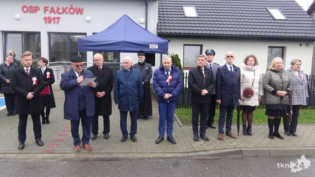 Podniosły dzień w Fałkowie. Szkoła dostała sztandar na Święto Niepodległości! [wideo, zdjęcia]