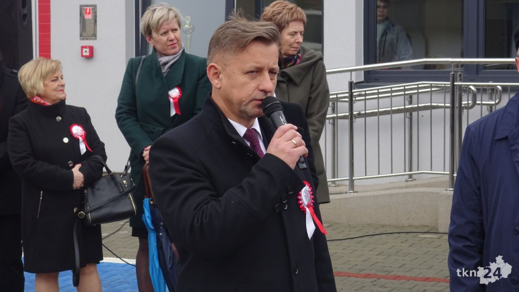 Podniosły dzień w Fałkowie. Szkoła dostała sztandar na Święto Niepodległości! [wideo, zdjęcia]