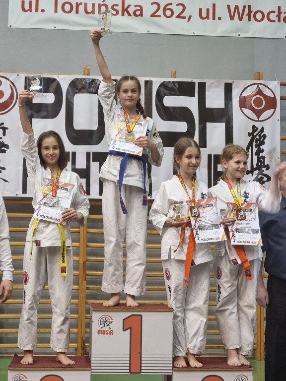 Znakomite wyniki koneckich karateków w Kole [zdjęcia]