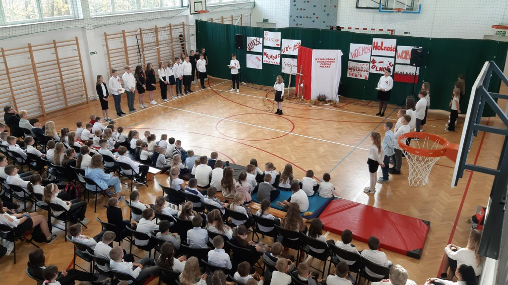 Taniec z flagami na Święto Niepodległości [zdjęcia]