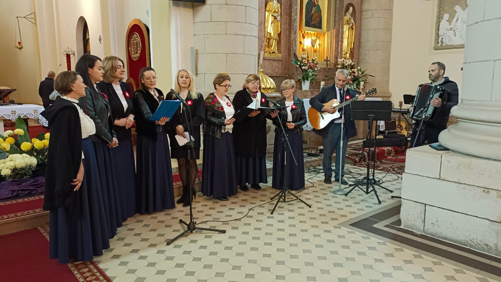 Smyków: Ze śpiewem na ustach uczcili Niepodległą [zdjęcia]