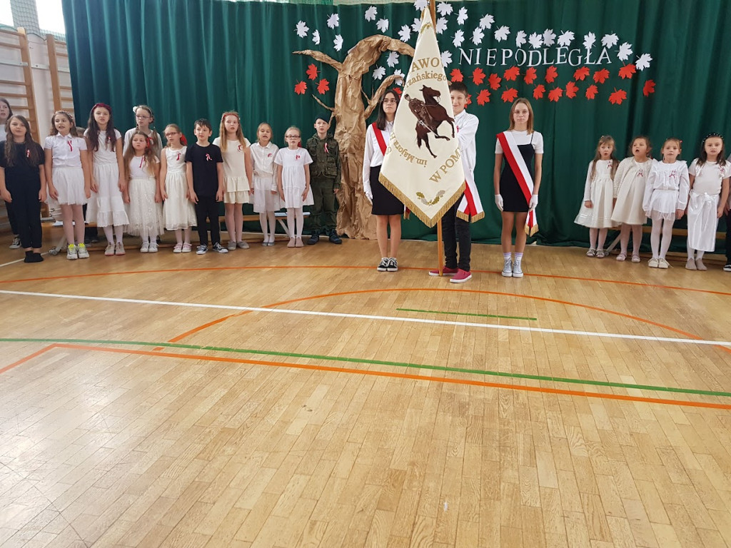 Uczniowie z Pomykowa piosenką i wierszem uczcili Święto Niepodległości [zdjęcia]