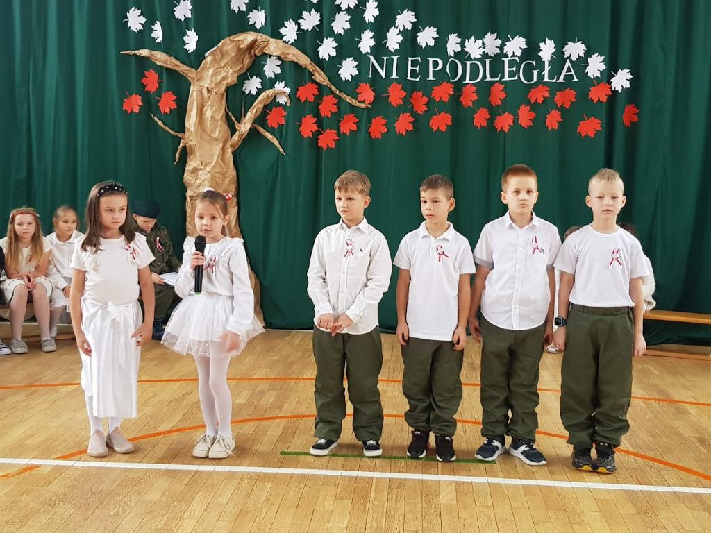 Uczniowie z Pomykowa piosenką i wierszem uczcili Święto Niepodległości [zdjęcia]