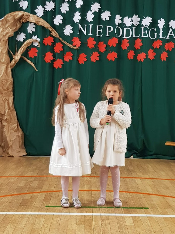 Uczniowie z Pomykowa piosenką i wierszem uczcili Święto Niepodległości [zdjęcia]