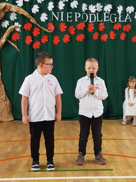 Uczniowie z Pomykowa piosenką i wierszem uczcili Święto Niepodległości [zdjęcia]