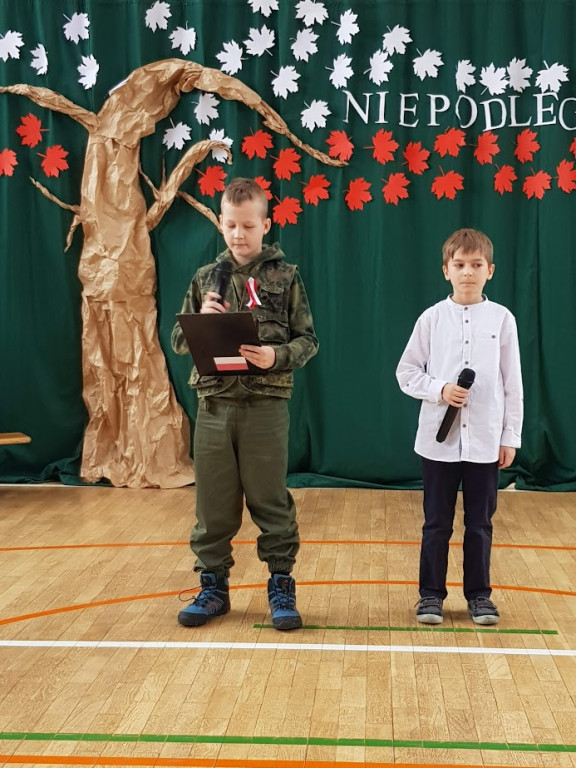 Uczniowie z Pomykowa piosenką i wierszem uczcili Święto Niepodległości [zdjęcia]