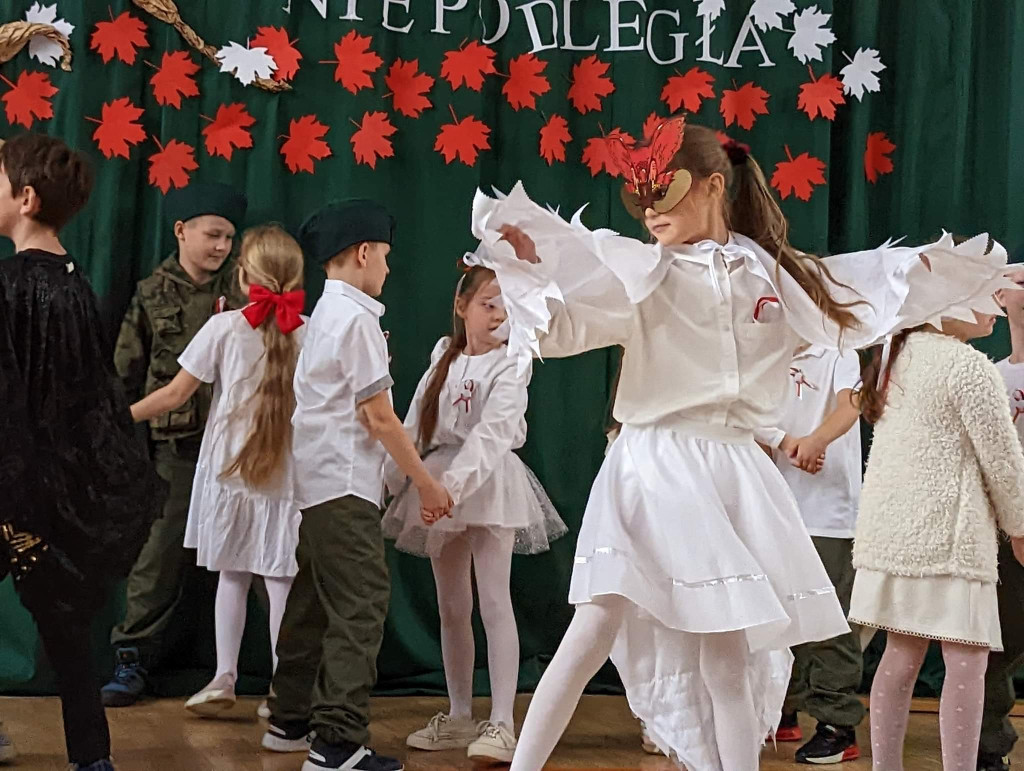 Uczniowie z Pomykowa piosenką i wierszem uczcili Święto Niepodległości [zdjęcia]