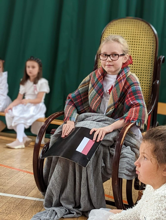 Uczniowie z Pomykowa piosenką i wierszem uczcili Święto Niepodległości [zdjęcia]