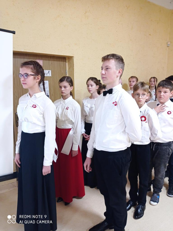 Pieśniami i polonezem uczcili Święto Niepodległości [zdjęcia]