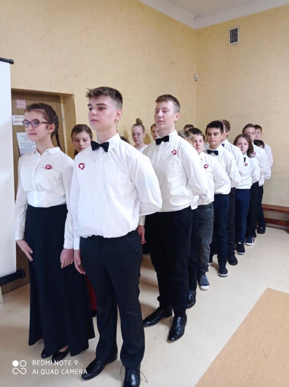 Pieśniami i polonezem uczcili Święto Niepodległości [zdjęcia]