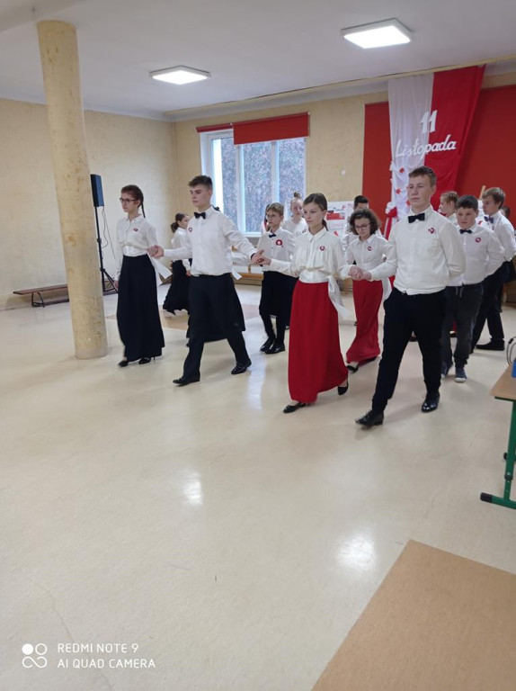 Pieśniami i polonezem uczcili Święto Niepodległości [zdjęcia]