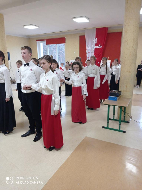 Pieśniami i polonezem uczcili Święto Niepodległości [zdjęcia]
