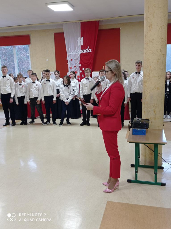 Pieśniami i polonezem uczcili Święto Niepodległości [zdjęcia]