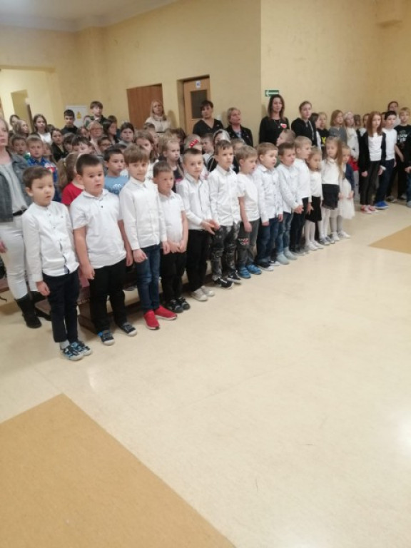 Pieśniami i polonezem uczcili Święto Niepodległości [zdjęcia]