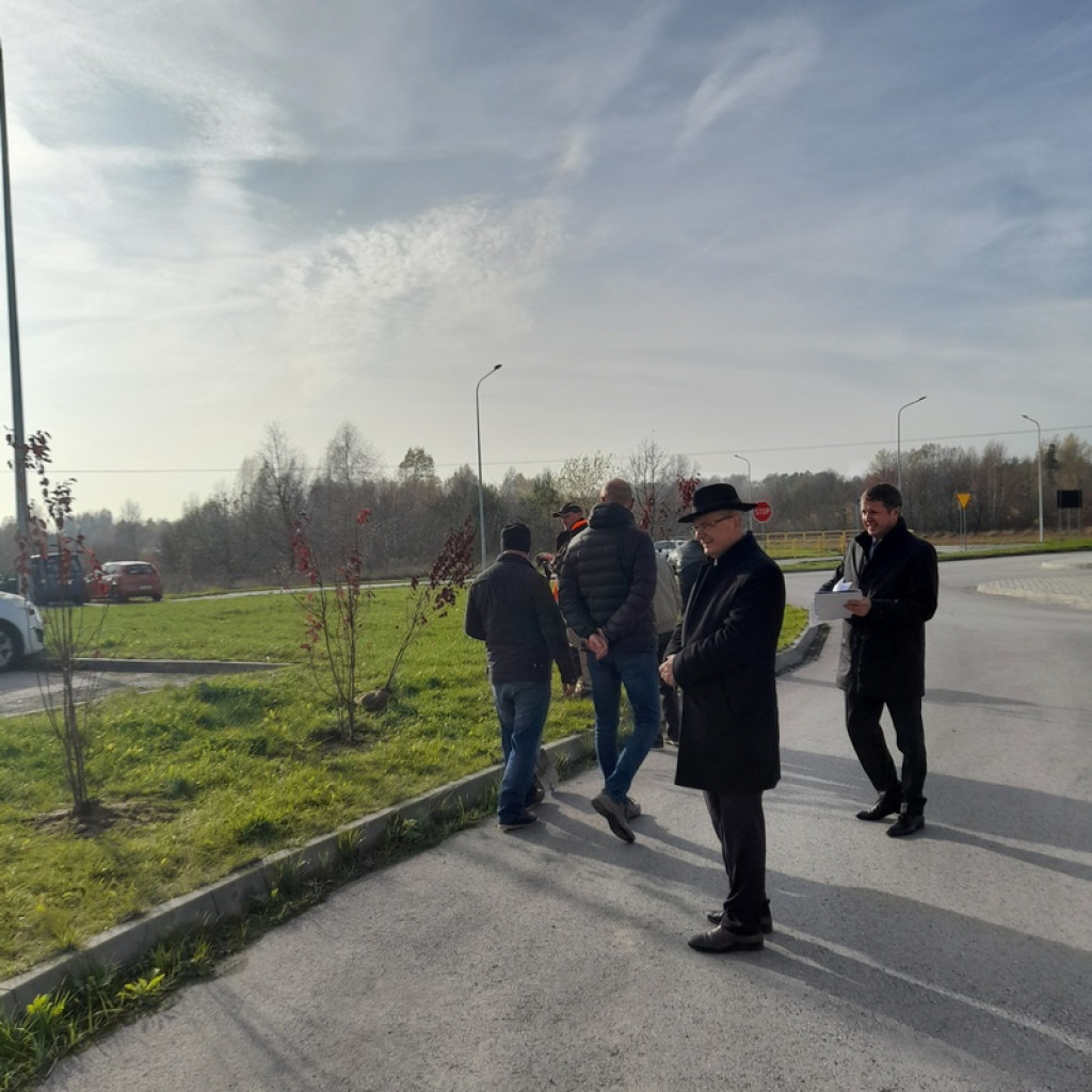 Zasadzili kolejne miododajne drzewa i krzewy [zdjęcia]
