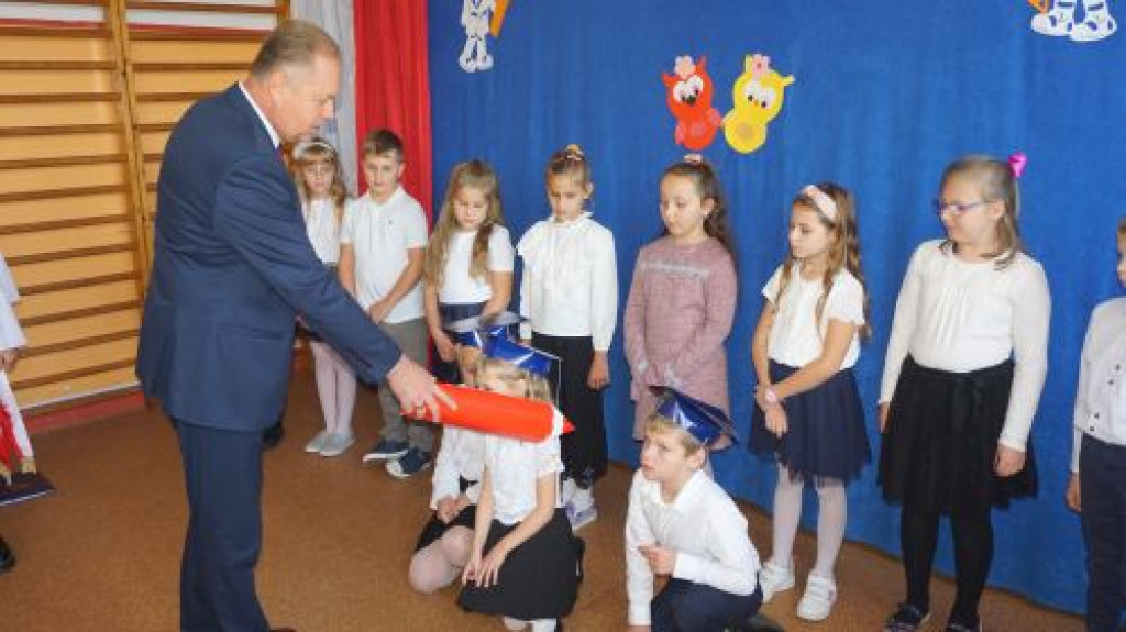 Uczniowie z Radoszyc uroczyście ślubowali [zdjęcia]
