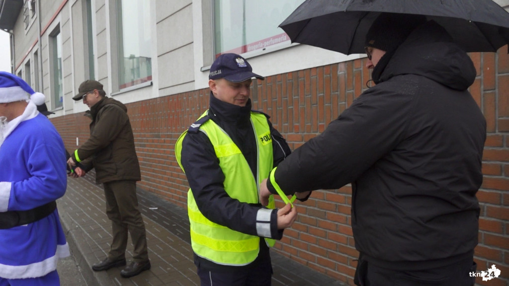 Odblaskowa choinka znów w Końskich! Każdy może zerwać z niej prezent [wideo, zdjęcia]