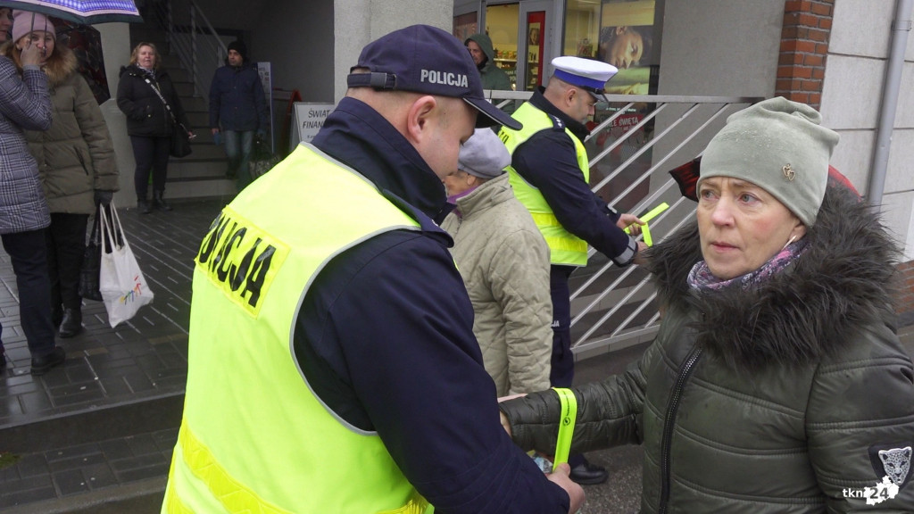 Odblaskowa choinka znów w Końskich! Każdy może zerwać z niej prezent [wideo, zdjęcia]