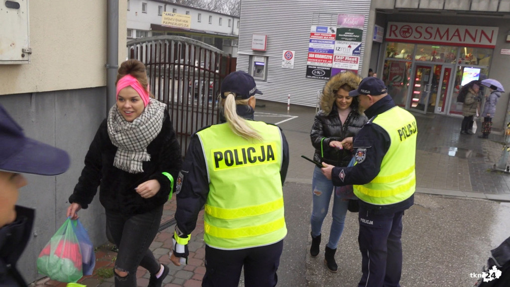 Odblaskowa choinka znów w Końskich! Każdy może zerwać z niej prezent [wideo, zdjęcia]