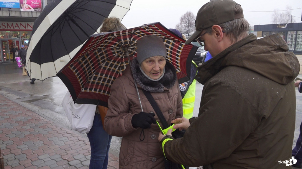 Odblaskowa choinka znów w Końskich! Każdy może zerwać z niej prezent [wideo, zdjęcia]
