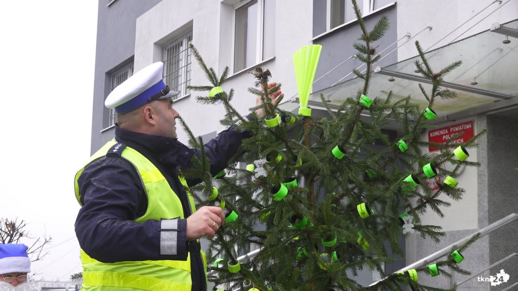 Odblaskowa choinka znów w Końskich! Każdy może zerwać z niej prezent [wideo, zdjęcia]