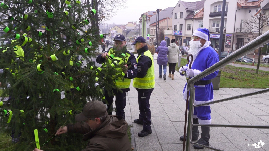 Odblaskowa choinka znów w Końskich! Każdy może zerwać z niej prezent [wideo, zdjęcia]