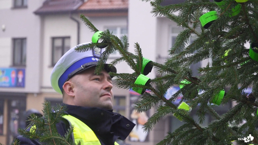 Odblaskowa choinka znów w Końskich! Każdy może zerwać z niej prezent [wideo, zdjęcia]