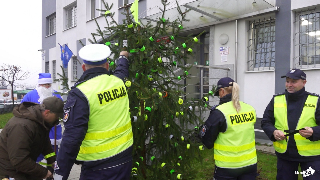 Odblaskowa choinka znów w Końskich! Każdy może zerwać z niej prezent [wideo, zdjęcia]