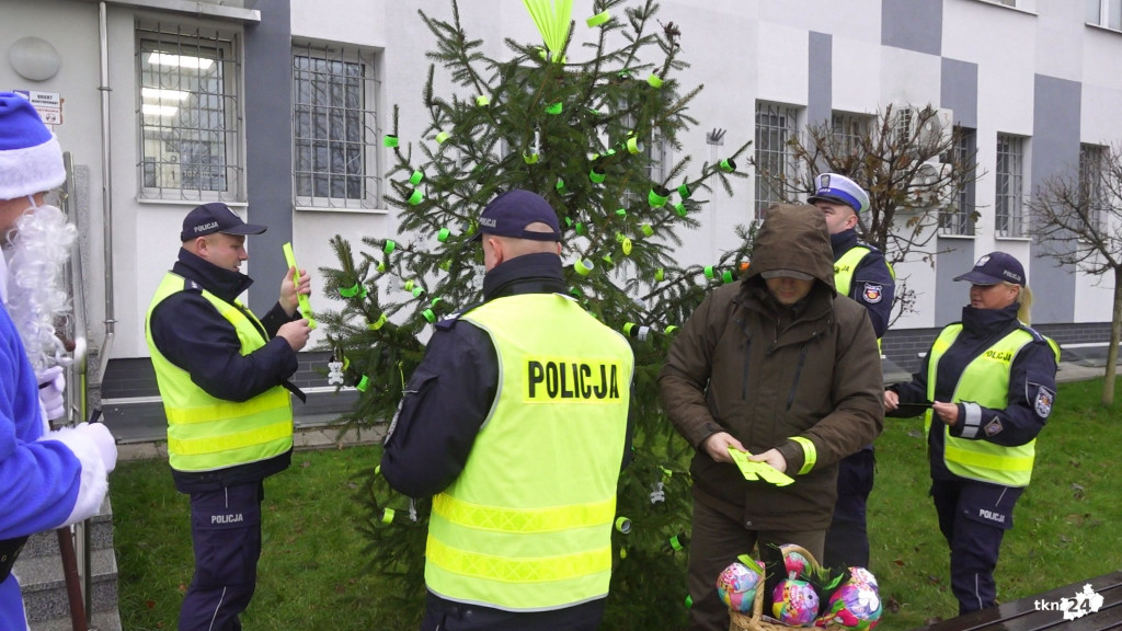Odblaskowa choinka znów w Końskich! Każdy może zerwać z niej prezent [wideo, zdjęcia]