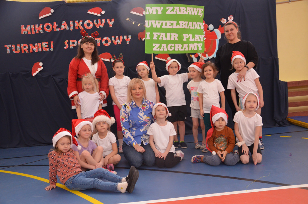 Stąporkowskie przedszkolaki rywalizowały w Mikołajkowym Turnieju Sportowym [zdjęcia]