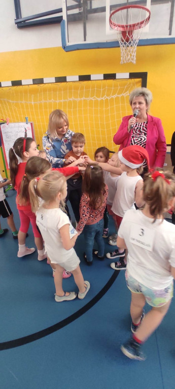 Stąporkowskie przedszkolaki rywalizowały w Mikołajkowym Turnieju Sportowym [zdjęcia]