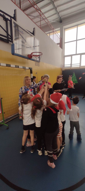 Stąporkowskie przedszkolaki rywalizowały w Mikołajkowym Turnieju Sportowym [zdjęcia]