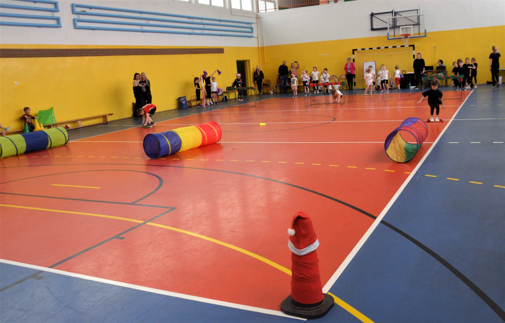 Stąporkowskie przedszkolaki rywalizowały w Mikołajkowym Turnieju Sportowym [zdjęcia]