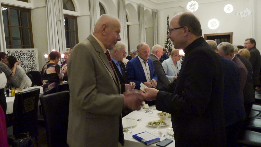 Emeryci, renciści i inwalidzi spotkali się na wigilii [wideo, zdjęcia]