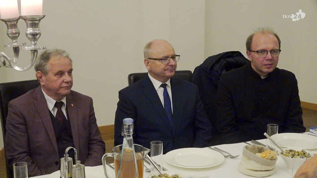 Emeryci, renciści i inwalidzi spotkali się na wigilii [wideo, zdjęcia]
